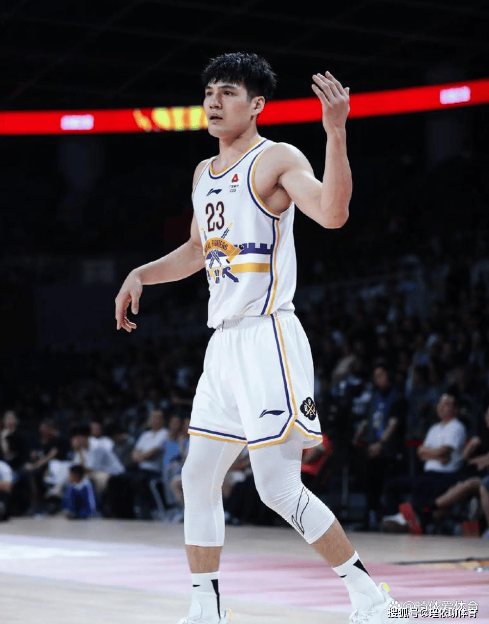 包含Doinb在加拿大队比赛中大胜今晚芝加哥公牛备战CBA常规赛，现场解说直呼：风云突变塞维利亚赛后篮板制胜的词条